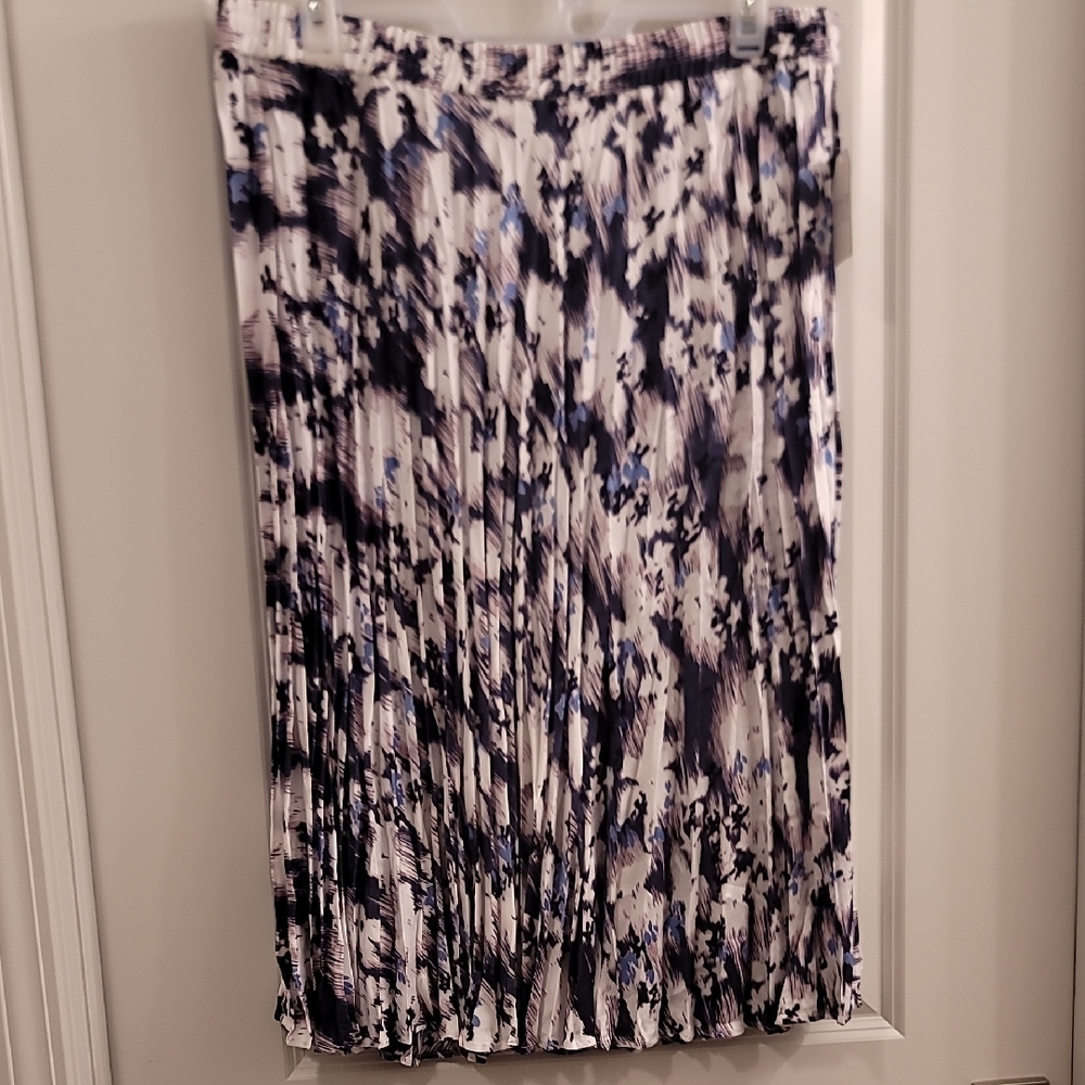 Chic Midi Skirt - Blue and White Abstract